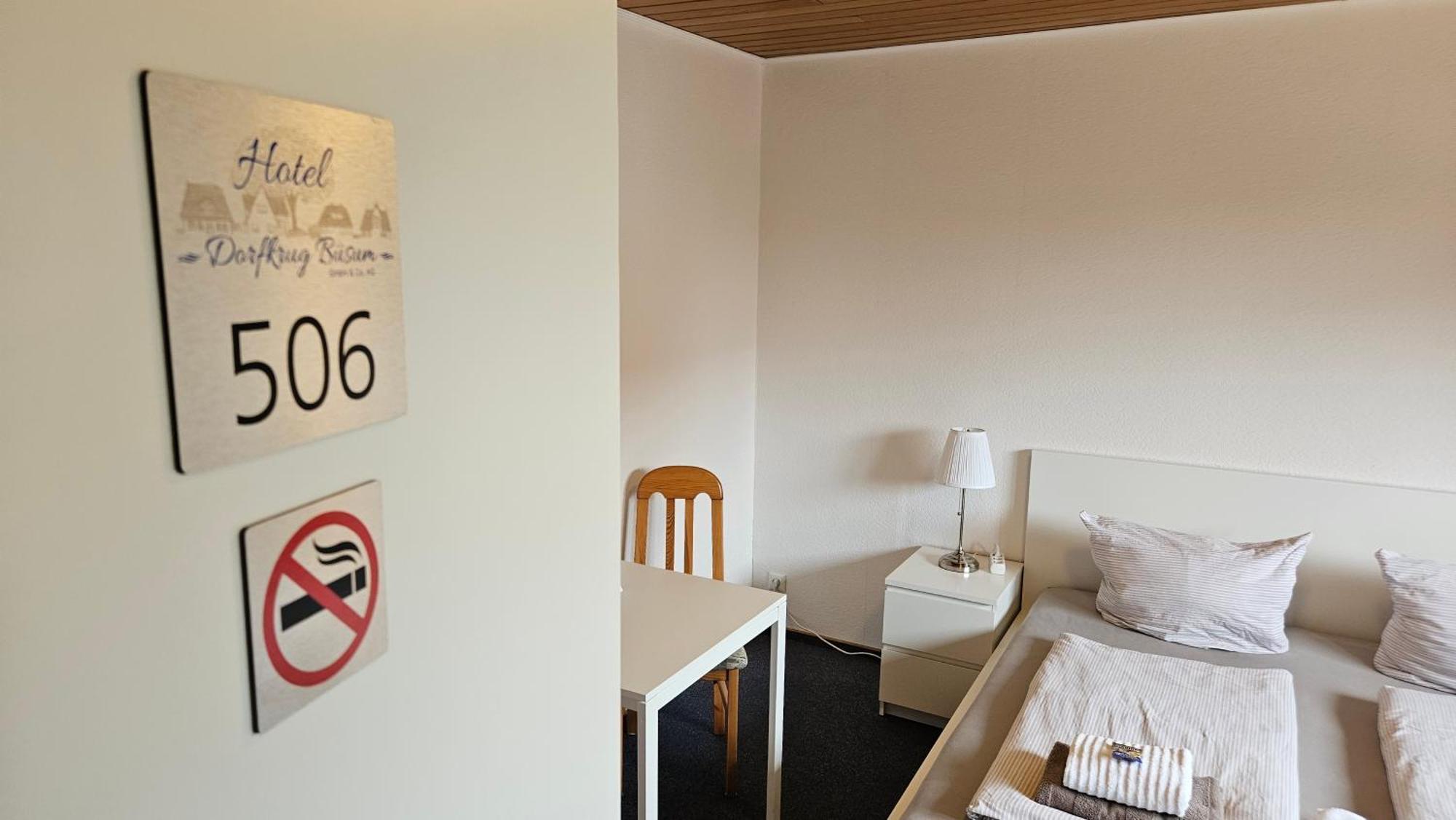 Hotel Dorfkrug Buesum - Guenstige Altbauzimmer Am Oland Eksteriør bilde
