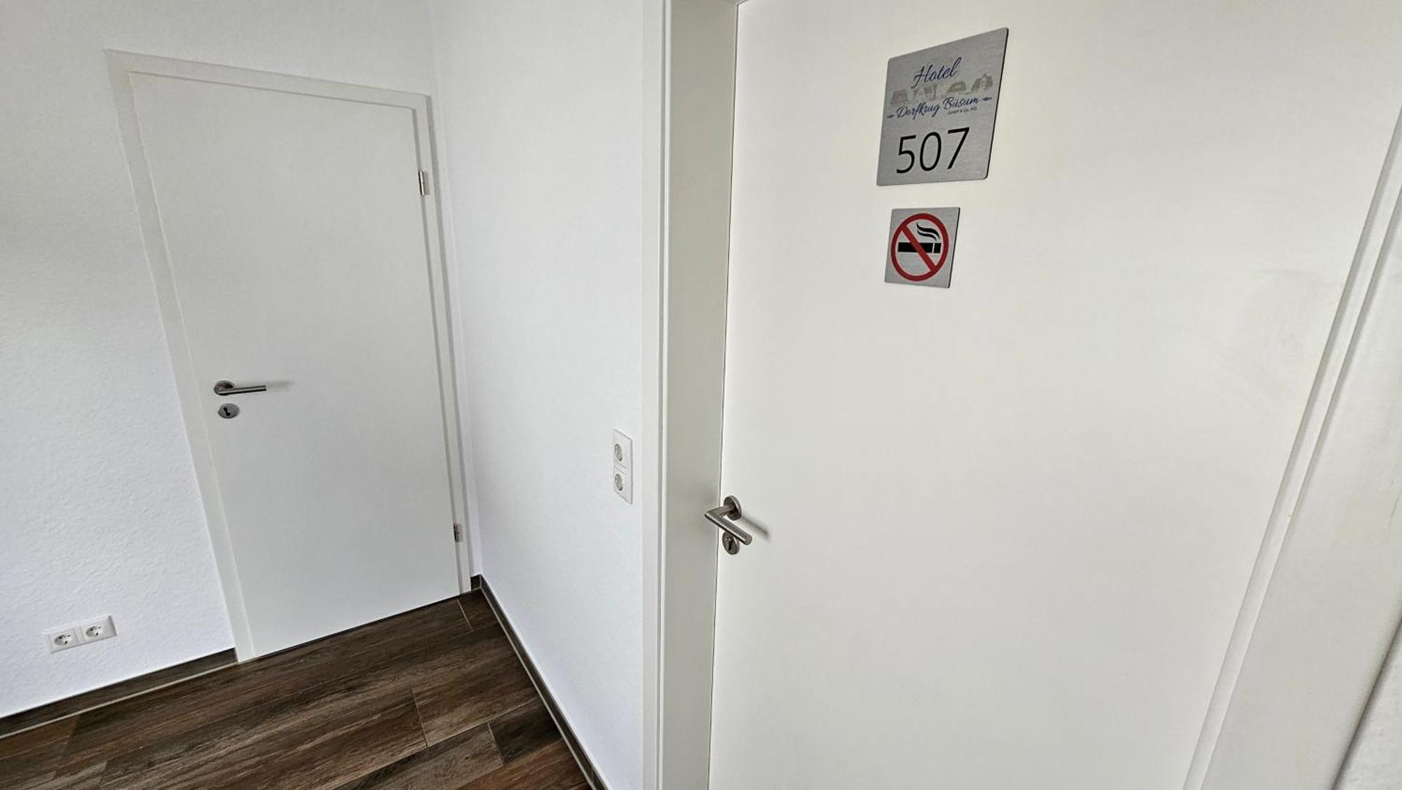 Hotel Dorfkrug Buesum - Guenstige Altbauzimmer Am Oland Eksteriør bilde